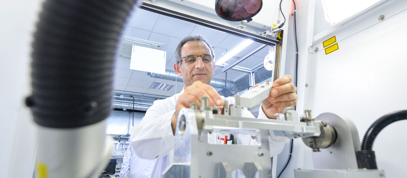 [Translate to Sweden: Swedish [sv_SE]:] Mitarbeiter in der Murrelektronik Produktion